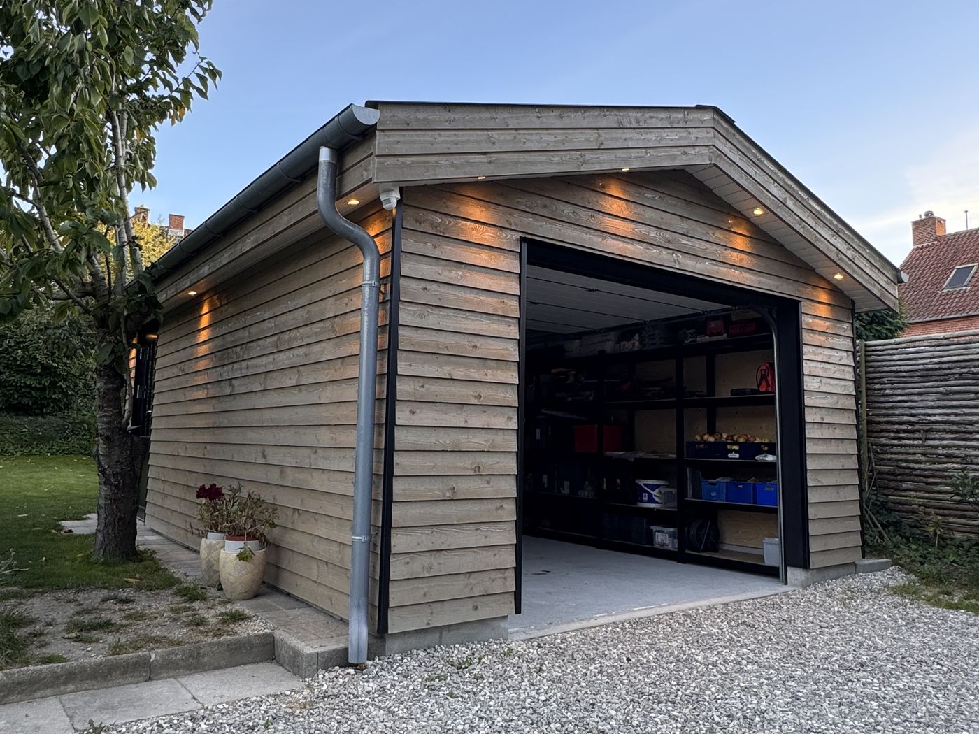 Efter: nyopført garage i træ med belysning
