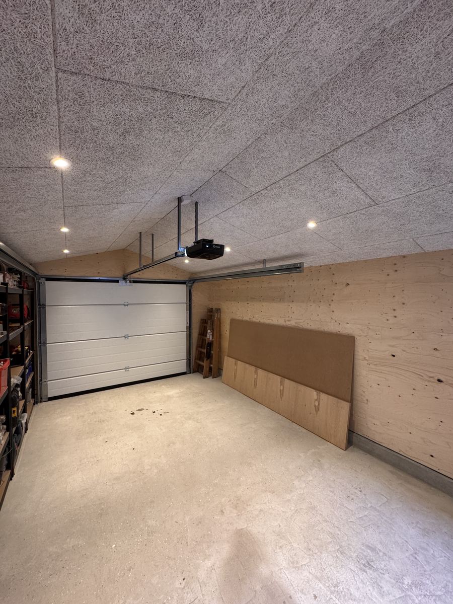 Garage indvendig med færdigt loft, vægge og ledhejseport